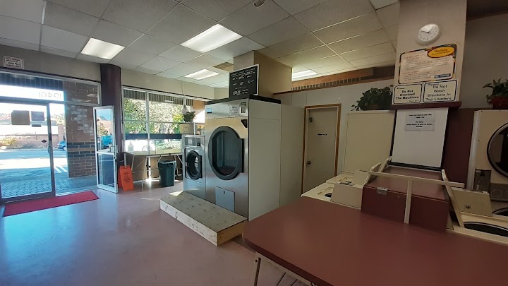 Martinazzi Dry Cleaner and Coin Laundromat (Laundromat Open until 9:30 Every Day) storefront photo from Google